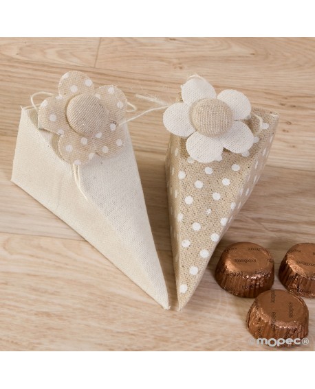 Caja pirámide con bombones y flor. con referencia MOP-AB417 y un precio de 3,10 € de la sección Detalles para bodas