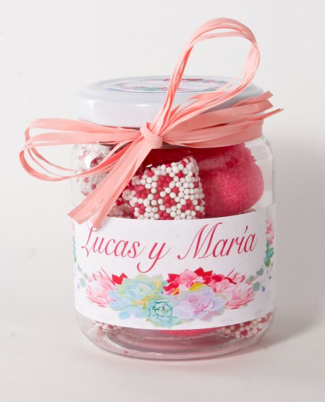 Tarro de chuches con moras y fresas con etiqueta personalizada.