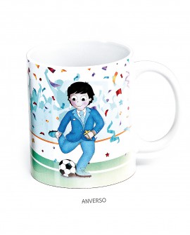 Taza de desayuno de niño de comunión jugando al fútbol con referencia DOP-1741 y un precio de 4,15 € de la sección detalles d...