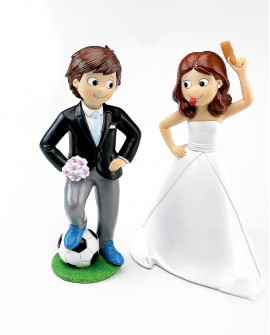 Figura tarta con novio futbolista y novia árbitro.