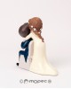 Figura para tarta de novios abrazados con referencia MOP-Y828 y un precio de 23,85 € de la sección figura de tarta de boda
