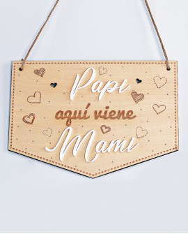 Cartel de madera "Papi, aquí viene Mami"