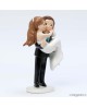 Figura tarta novios con la novia en brazos. con referencia MOP-Y122 y un precio de 29,25 € de la sección figura de tarta de boda