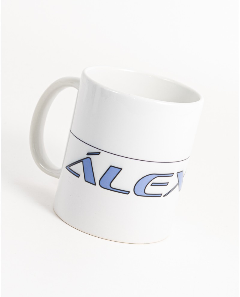 Taza personalizada con el nombre de cada invitado y dibujo de fútbol.