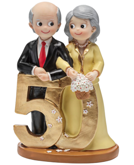 Figura de tarta de bodas de oro con una pareja apoyada en un 50 oro