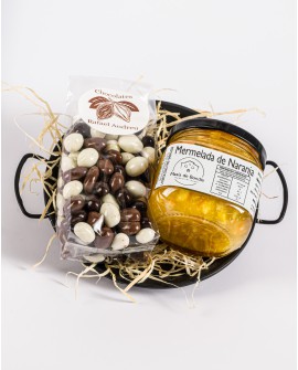 Paella mini con dulces y mermelada artesana de la firma Mas de Bondia con referencia FAL-paella choc y mermelada Mas. y un pr...