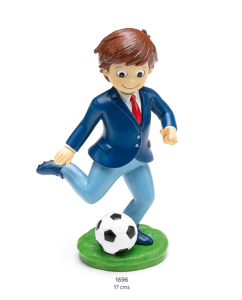 Figura de tarta de niño de comunión jugando al fútbol.